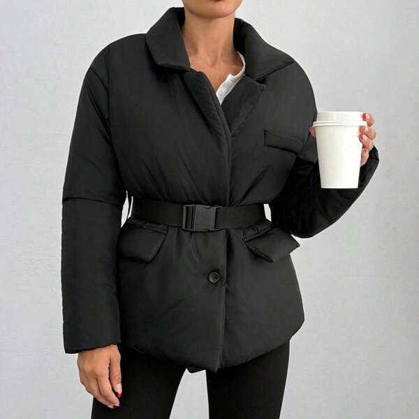 Damska kurtka puchowa w jednolitym kolorze, z długim rękawem i kołnierzem typu lej, średniej długości, zapinana na zamek i wyposażona w kieszenie, odpowiednia do codziennego noszenia zimą