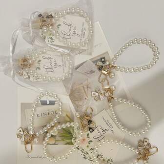 15件套优雅蝴蝶结仿珍珠钥匙扣，包含钥匙扣、感谢卡和白色纱布袋，非常适合新娘赠送礼物、生日和婚礼使用。