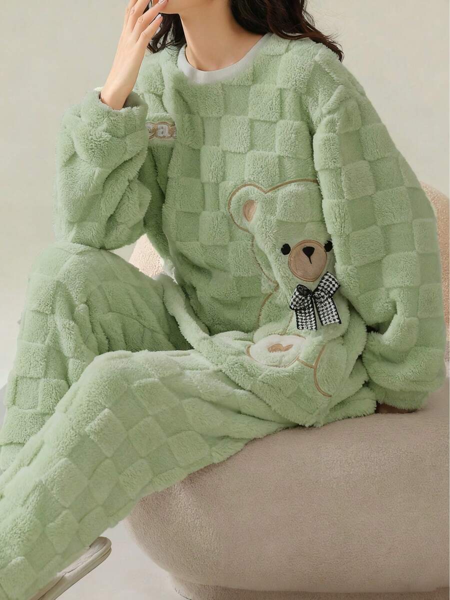 可爱刺绣小熊图案舒适羊毛法兰绒加厚保暖睡衣套装，女士涤纶睡衣上衣和裤子，适合新年穿着，长袖圆领家居服两件套，蓬松舒适的冬季服装