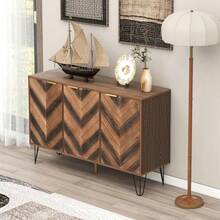 Credenza. Esclusiva credenza a tre ante con dettagli eleganti e ampio spazio contenitivo. Anta in legno massello impiallacciato con texture concava e convessa. Contiene laminati. Piccolo mobiletto con G dorata.