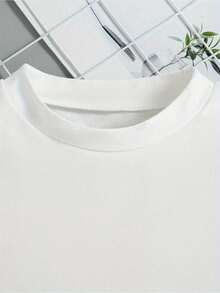Esta nueva y moderna camiseta de manga corta 100 % algodón para niña luce un estampado navideño. Esta camiseta holgada, informal y versátil está confeccionada con un tejido suave y agradable para la piel de tu bebé. Ya sea para una reunión familiar, un evento escolar o una salida para jugar al aire libre, esta camiseta permite que tu hija se mueva con libertad y comodidad. - Blanco - Ver 4