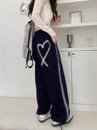 女式宽松抽绳直筒休闲运动裤，带心形涂鸦印花，秋季服装