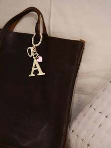 Porte-clés élégant et avancé en lettres dorées avec perles, pendentif tridimensionnel de lettres de A à Z, chaîne de perles élégante (amovible selon les préférences personnelles). Porte-clés en alliage de style, charm pour sac à dos, support de clé de voiture. Accessoires parfaits pour un usage quotidien des femmes, cadeau de couple idéal, porte-clés classique et simple, décoration, accessoire de sac, convient pour offrir à des amis, à la famille, aux couples, aux petites amies, cadeaux importants, souvenirs de vacances