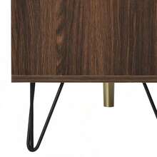 Credenza. Esclusiva credenza a tre ante con dettagli eleganti e ampio spazio contenitivo. Anta in legno massello impiallacciato con texture concava e convessa. Contiene laminati. Piccolo mobiletto con G dorata.