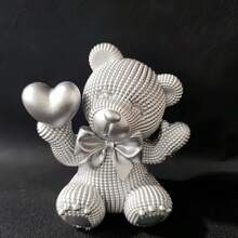 1 pezzo Adorabile statua di orso a pois, che tiene un cuore e con accenti colorati, regalo ideale per matrimonio/San Valentino, adatto per decorazione del soggiorno, libreria, ufficio, decorazione domestica a tema orso, elegante decorazione per le feste, disponibile in 3 colori