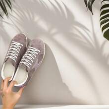 女士紫色运动鞋，配红色鞋带和金色星星装饰 - 防水，四季皆宜的休闲鞋，人造革鞋面，PVC鞋底，休闲运动鞋，舒适鞋履 - 紫色 - 查看 3