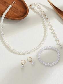 Juego de joyería de perlas de 4 piezas, collar de cadena larga con cuentas de perlas minimalista y de moda, pulsera de perlas, aretes de perlas, joyería de nicho de lujo adecuada para niñas y mujeres, regalo para seres queridos (cantidad de perlas aleatoria)