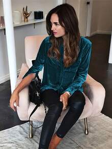 一件纯色长袖衬衫，带口袋，女士天鹅绒领衬衫，适合秋冬春季休闲穿着。 - 寶藍色 - 查看 3