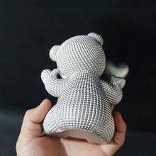 1 pezzo Adorabile statua di orso a pois, che tiene un cuore e con accenti colorati, regalo ideale per matrimonio/San Valentino, adatto per decorazione del soggiorno, libreria, ufficio, decorazione domestica a tema orso, elegante decorazione per le feste, disponibile in 3 colori