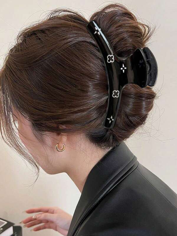 Classic Black And White Plaid Floral Hair Claw, A Simple And Versatile Large Hair Claw For Autumn And Winter. Its Unique Floral Design Makes It An Excellent Hair Accessory Choice For Refined Ladies. It's A Timeless Hair Accessory Choice For City Commuting, Parties, Dates, And Photo Shoots. Elegant Claw Clip Winter Hair Clutch