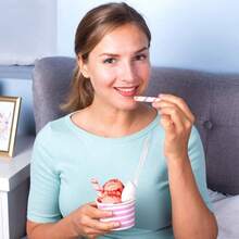 Barra de helado y tazas de aperitivos, tazas desechables de helado perfectas para fiestas, tazas de yogur congelado de alta calidad de 5 onzas, tazas de papel para desierto, paquete de 50 - Rayas rosadas + 236.58ml (8oz) - Ver 3