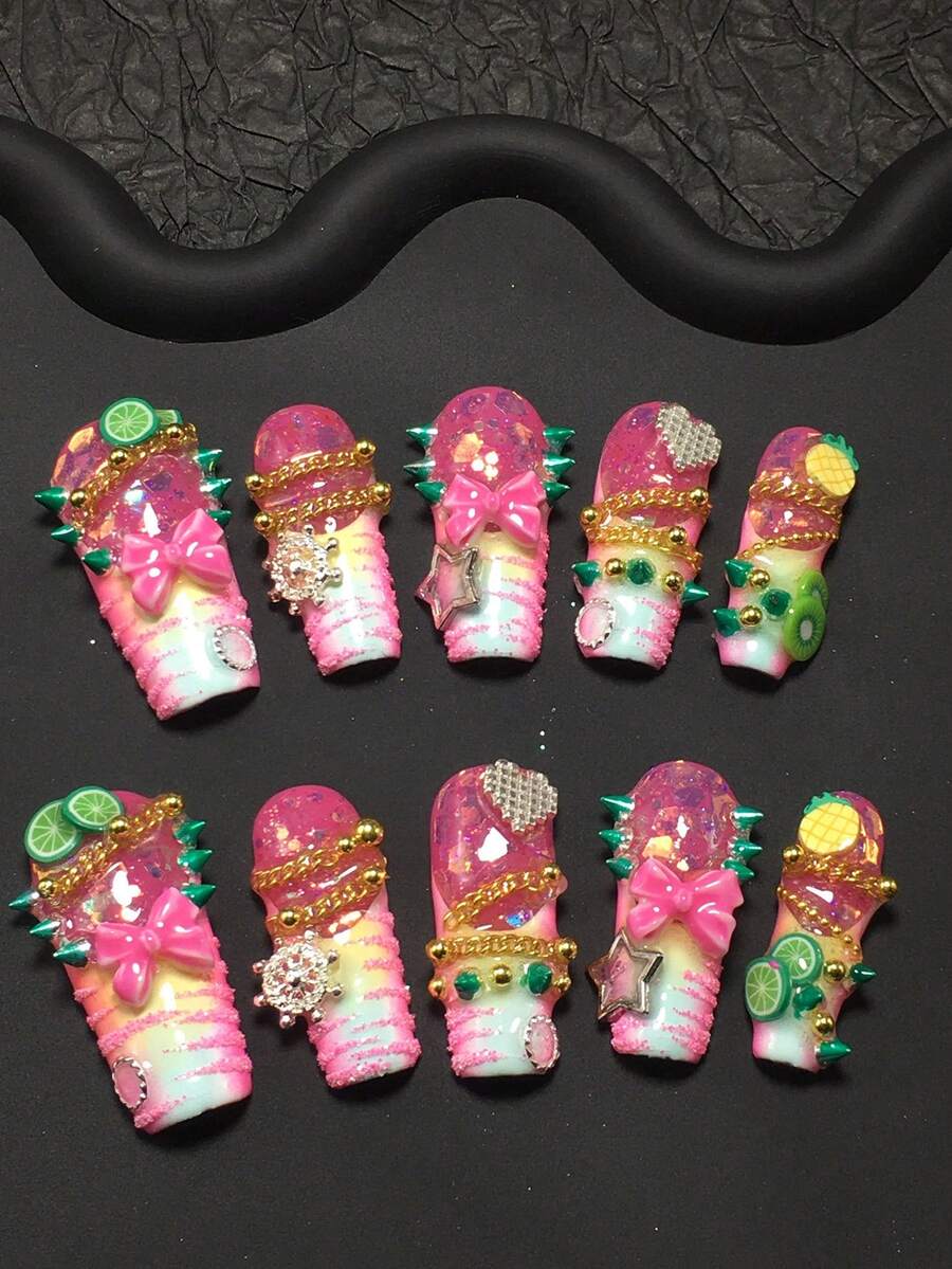 10-Piece Y2K Style Pipe-Shaped Fake Nail Set -- Purely Handmade, With A Gradient Base Color Of Pink, White And Light Green, Matched With A Large Number Of Three-Dimensional Decorations, Including Pink Bows, Metal Chains, Gold Rivets, Green Spikes, Fruit Shapes (Lime, Pineapple, Kiwi) As Well As Sparkling Diamonds, Transparent Stars And Other Elements - 彩色 - 查看 1