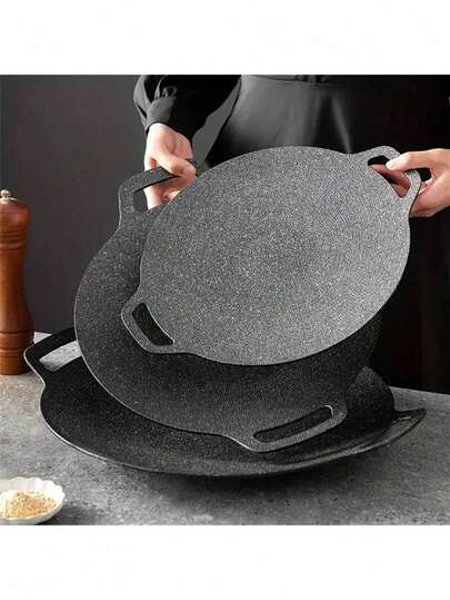 1 pièce Poêle de cuisson ronde antiadhésive, gril portable de camping avec poignée, facile à nettoyer, distribution rapide et uniforme de la chaleur, ustensile de cuisine et de cuisson polyvalent et durable, idéal pour le barbecue, les légumes, la pizza, le camping, la cuisine, le restaurant, les fêtes, parfait pour Noël, cabane confortable de Noël
