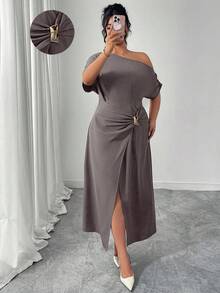 فستان أنيق للمرأة ذات الحجم الكبير بلون أحادي مع تصميم رفرفة غير متماثل وشق مزين بأزرار معدنية - أرجواني مغبر - مشاهدة 3