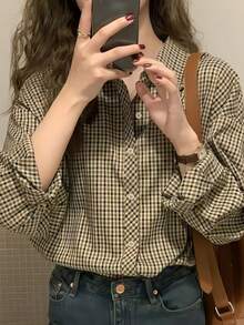 女式小格子落肩长袖梭织衬衫领衬衫，带有纽扣和口袋细节，适合休闲穿着