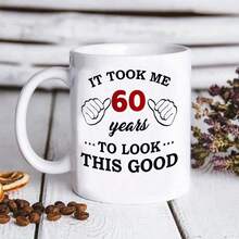 Regalos de cumpleaños 60 para hombres y mujeres, taza de cumpleaños para personas de 60 años, "Me tomó 70 años lucir así de bien" taza - Taza cerámica de 11 onzas apta para lavavajillas - Para su día especial