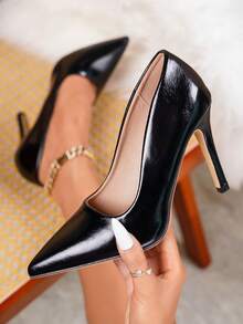 2025 Nouvelle mode européenne Chaussures pour femmes : Classiques talons hauts à bout pointu en cuir verni noir, élégantes pour le travail/événements formels, style rétro français polyvalent