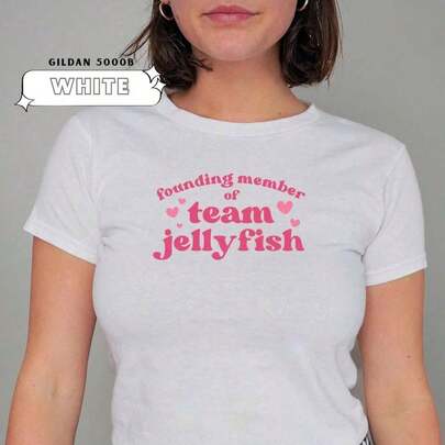 Founding Member Of Team Jellyfish B-aby T-EE  The Summer I Turned Pretty  White Gildan 5000b Team Conrad JeR-emiah Cousins Beach T-Sitp220 g Camiseta de algodón para todas las estaciones de . Ligera. Transpirable. Considerada. Perfecta para salidas de primavera y aventuras de verano, esta camiseta de algodón puro de 220 g promete una comodidad increíble que dura todo el día. Es la base versátil para innumerables looks, desde conjuntos casuales de vacaciones hasta creativos disfraces de Halloween. Un regalo considerado sin esfuerzo que demuestra que te importa, temporada tras temporada.