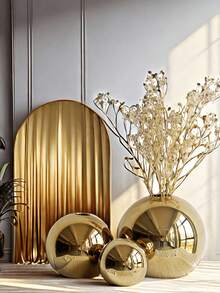 Questo elegante e lucido vaso sferico dorato è una scelta ideale per la decorazione della casa, perfetto per esporre fiori secchi e freschi, aggiungendo un tocco di moda a qualsiasi ambiente. È la scelta perfetta per decorare soggiorni, camere da letto, uffici o giardini, e rappresenta anche un ottimo regalo o ornamento. La sua estetica moderna può migliorare lo stile di arredamento degli interni. - Multicolore - Visualizzare 3