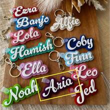Chaveiro com nome personalizado em acrílico para mochila, bolsa de fraldas, lancheira, presente para mulheres, família e meninas. Colorido, fofo, adorável, divertido, kawaii, Y2K, estiloso, unissex, casual, personalizado, único, sob medida. Presente ideal para ele, para ela, namorado, namorada, família, amigos, material escolar, para adolescentes, alunos do ensino fundamental, ensino médio, universitários, calouros, veteranos, estudantes dos primeiros anos. Delicado, romântico, utilitário e chique. - prateado - Ver 25