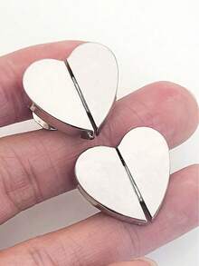 Conjunto de 1/3 pares de fechos magnéticos para cortinas, em formato de coração, removíveis e sem necessidade de pregos. Botões metálicos para bloquear a luz em cortinas de banheiro e janelas, protegendo a privacidade em hotéis. Acabamento metálico premium.