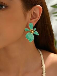 1 par de pendientes de flor 3D esmaltada verde de alta gama y versátiles, pendientes de flor 3D esmaltados asimétricos retro elegantes y con relieve, adecuados para uso diario, bodas y fiestas de mujeres (el esmalte puede tener pequeños defectos)