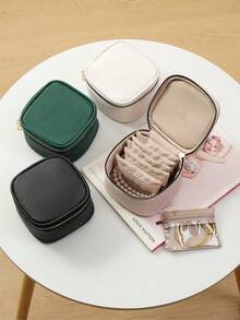 1个优雅便携式皮革首饰盒，适合存放耳环和项链，时尚配饰收纳方案，附赠防尘袋，非常适合旅行和居家收纳，时尚奢华的设计，是时尚爱好者的理想之选，也是生日、周年纪念日和特殊场合的完美礼物。