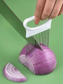 1个不锈钢洋葱固定器，多功能洋葱固定切片器，不锈钢多用途厨房工具 - 洋葱切片器和嫩化器，适用于蔬菜和水果，固定式切割支架，确保厨房安全，食品接触，无需用电，符合人体工程学的手柄，创新专业的厨房工具。