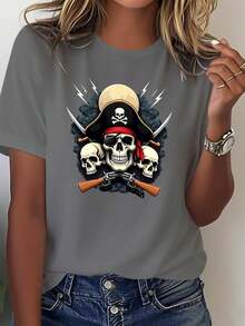 Camiseta gráfica de mujer con cruce de espadas piratas, de color gris oscuro con detalles rojos, ideal para uso diario y fiestas de Halloween. Camiseta casual no transparente para uso todo el año, accesorios piratas, ropa de temporada, moda edgía, ajuste cómodo, estilo streetwear, diseño audaz, material duradero, ropa de declaración, entusiastas de la moda. - Gris Oscuro - Ver 2