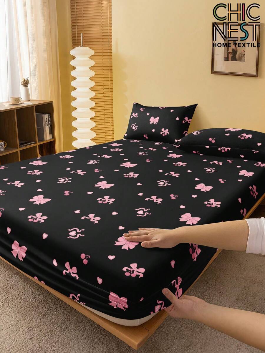 1pc Fashionable Pink Bow Pattern Fitted Sheet, High-Quality Mattress Protector, Valentine's Day Heart Mattress Cover, Fitted Sheet, Soft & Breathable, Fits Various Bed Sizes - Twin, Full, Queen, King, Deep Pocket Design Up To 11.8 Inches, Breathable & Anti-Wrinkle, Machine Washable