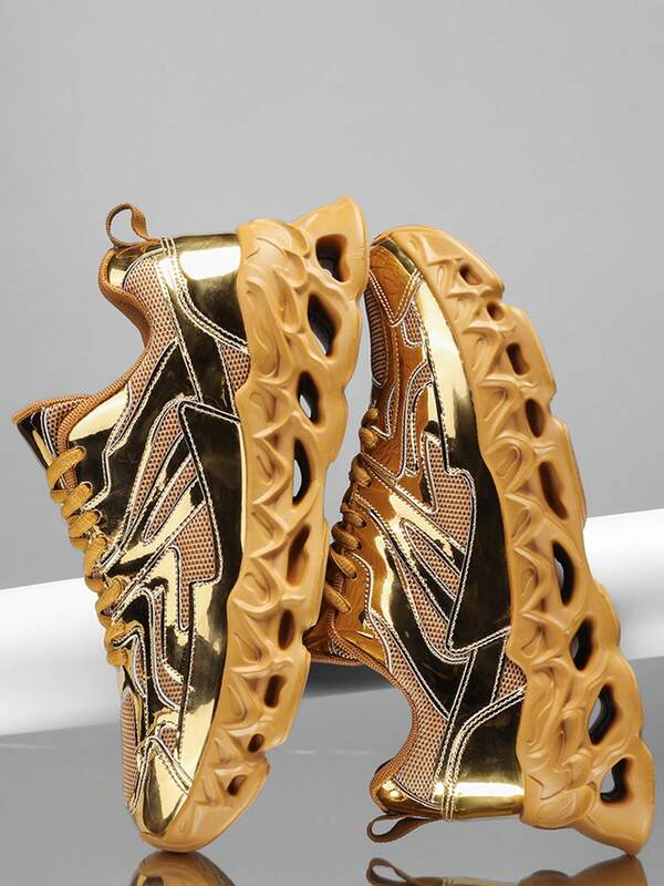 زوج من الأحذية الرياضية الأنيقة والمريحة للرجال مقاومة للانزلاق مع ربطة للاستخدام في الأماكن المفتوحة، مناسبة لجميع الفصول