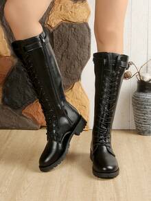 بوت ركوب طويلة حتى الركبة للنساء، بسُمك في الأساس وبأربطة، لون أسود