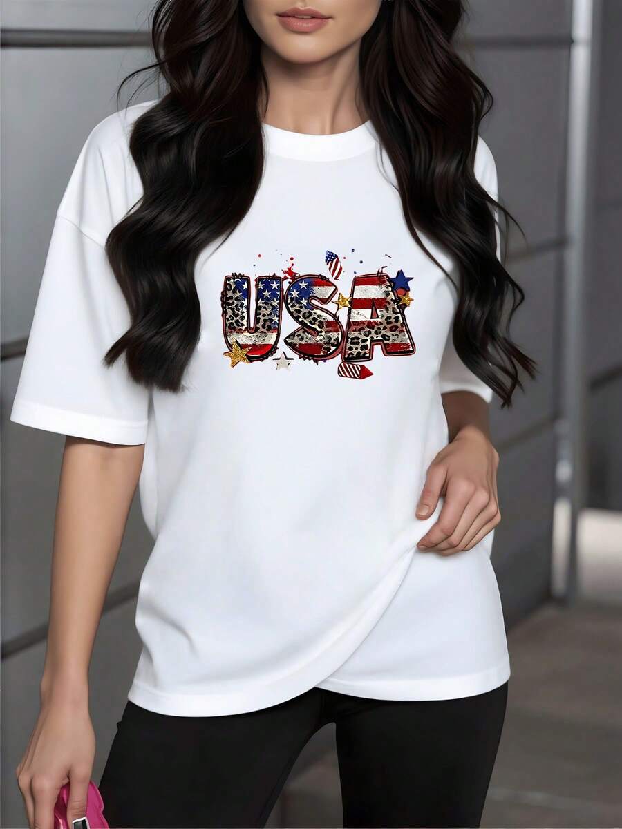 Printed With USA Letters That Combine The Flag And Animal Print Symbolizing Pride, Freedom, And Feminine Energy On A Durable, Comfortable, And Modern 100% Cotton Women's T-Shirt. - 白色 - 查看 1