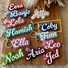 Chaveiro com nome personalizado em acrílico para mochila, bolsa de fraldas, lancheira, presente para mulheres, família e meninas. Colorido, fofo, adorável, divertido, kawaii, Y2K, estiloso, unissex, casual, personalizado, único, sob medida. Presente ideal para ele, para ela, namorado, namorada, família, amigos, material escolar, para adolescentes, alunos do ensino fundamental, ensino médio, universitários, calouros, veteranos, estudantes dos primeiros anos. Delicado, romântico, utilitário e chique. - prateado - Ver 33