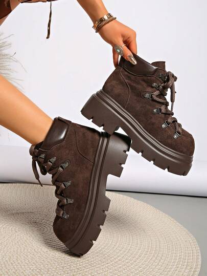 بوت قصيرة كاجوال للنساء مع نعل سميك وأوات معدنية وأربطة