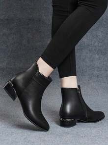 秋冬女士高端黑色皮革4厘米拼接折叠尖头电镀亮面粗跟金属侧拉链时尚性感派对短踝切尔西靴