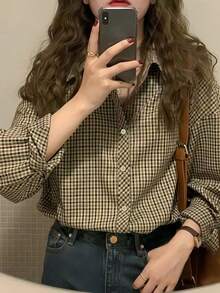 女式小格子落肩长袖梭织衬衫领衬衫，带有纽扣和口袋细节，适合休闲穿着