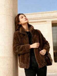 Women's Faux Shearling Fleece Jacket - Full Zip, Soft Warm & Cozy With Functional Pockets | Fall Winter Casual Everyday Wear. Made Of Soft, Faux Fur Fabric With A Drawstring Stand Collar, This Solid-Color Jacket Balances A Sweet, Cool, And Warm Look With An Eye-Catching Yet Understated Style, Making It A Sophisticated Piece To Brighten Up Your Fall And Winter Outfits. Suitable For Everyday Outings, Coffee Shop Visits, And Casual Commutes, It's Comfortable For Both Indoor And Outdoor Wear. - 棕色 - 查看 2