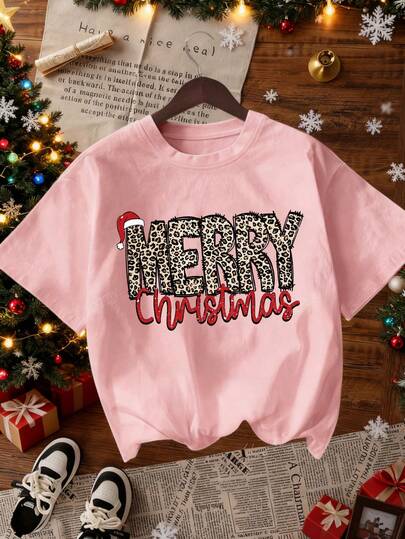 夏季女士圣诞装扮 圣诞快乐字母圣诞帽豹纹图案圆领短袖T恤，休闲宽松功能性假日风格上衣，适合日常假日穿着和时尚夏季，适合圣诞氛围。