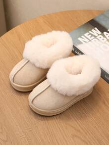 1双纯色儿童踝靴，保暖内里，加厚绒面革，时尚套穿式设计，鞋领处饰有绒面革滚边，适合男孩女孩室内/室外穿着，也适合滑雪、节日庆典和冬季活动。