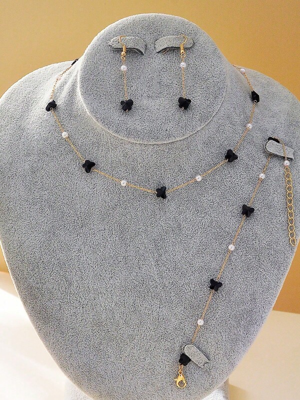 طقم إكسسوارات مكون من زوج من الأقراط وقلادة واحدة، قلادة معلقة بشكل فراشة من الزجاج المزخرف بخرز اللؤلؤ الاصطناعي، مناسب للارتداء اليومي