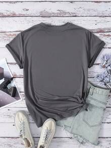 Camiseta gráfica de mujer con cruce de espadas piratas, de color gris oscuro con detalles rojos, ideal para uso diario y fiestas de Halloween. Camiseta casual no transparente para uso todo el año, accesorios piratas, ropa de temporada, moda edgía, ajuste cómodo, estilo streetwear, diseño audaz, material duradero, ropa de declaración, entusiastas de la moda. - Gris Oscuro - Ver 3