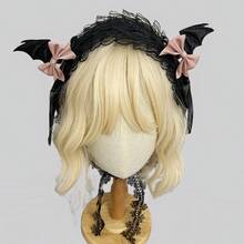 1 Conjunto – Diadema y Horquilla – Estilo Oscuro – Adorno para el Cabello de Halloween – Lazo – Diadema negra + Horquilla con Lazo Rosa y Alas de Pasta de Frijoles - Diadema negra + horquilla con forma de ala de lazo rosa con pasta de frijoles - Ver 1