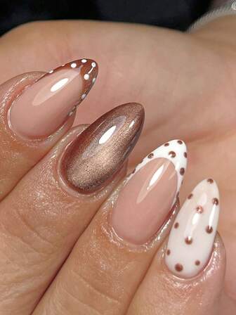 10片手工制作的法式美甲贴片，包括绿色、白色、紫色、棕色、金色、黄色、红色、猫眼、波点等多种款式，可爱俏皮。每片美甲贴片均采用手工雕刻的3D三瓣花和十字格纹设计，并饰以金色珠子和心形装饰。套装包含美甲工具。适合在学校、工作场所及其他各种场合使用，打造杏仁形美甲。