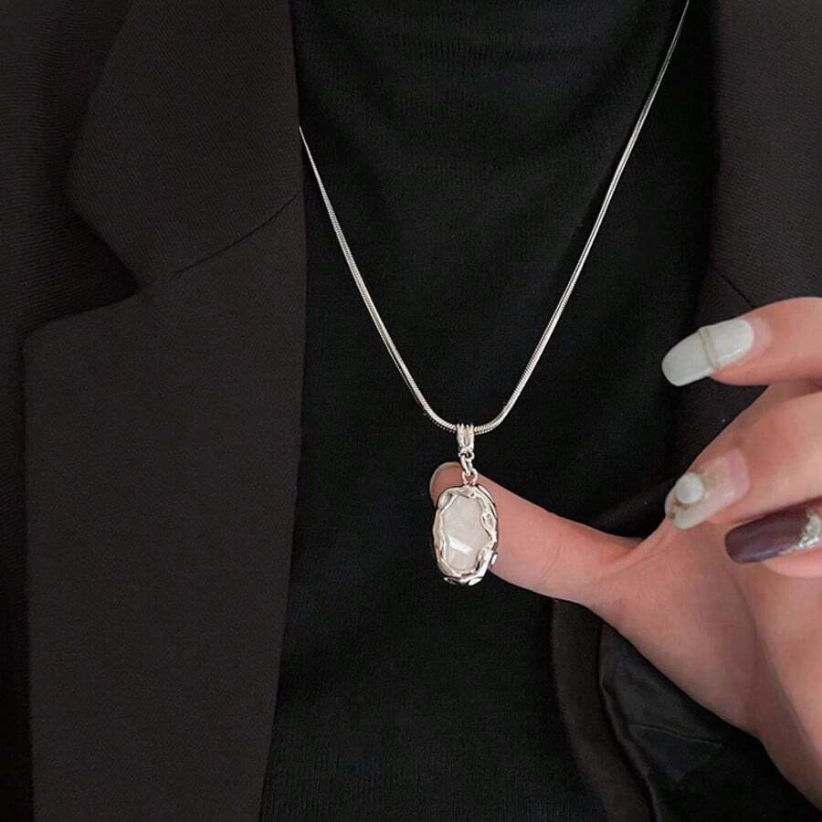 1pc Minimalist Asymmetrical Pendant Necklace For Women, Simple Monochrome Non-Fading Snake Bone Chain, Suitable For Couples, Sweater Chain Accessories