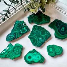 1pc Unpolished Malachite Crystal Slice - Natural Bohemian Style Green Stone With Black Veins, Complex Marble Pattern, Suitable For Home/Office Decor, Crystal Grid, Jewelry Making, Holiday Gifts (Valentine's Day, Christmas, Halloween), Spiritual Decor, Rustic Decor, Genuine Specimen, Ornament, Gift - Green - View 14