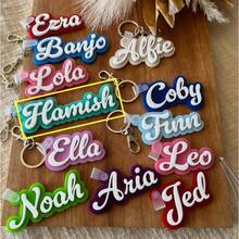Chaveiro com nome personalizado em acrílico para mochila, bolsa de fraldas, lancheira, presente para mulheres, família e meninas. Colorido, fofo, adorável, divertido, kawaii, Y2K, estiloso, unissex, casual, personalizado, único, sob medida. Presente ideal para ele, para ela, namorado, namorada, família, amigos, material escolar, para adolescentes, alunos do ensino fundamental, ensino médio, universitários, calouros, veteranos, estudantes dos primeiros anos. Delicado, romântico, utilitário e chique. - prateado - Ver 31