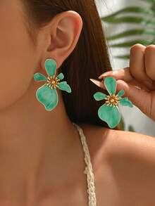 1 par de pendientes de flor 3D esmaltada verde de alta gama y versátiles, pendientes de flor 3D esmaltados asimétricos retro elegantes y con relieve, adecuados para uso diario, bodas y fiestas de mujeres (el esmalte puede tener pequeños defectos)