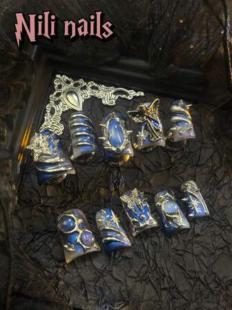 Vive un romance con la hecha a mano de 10 piezas de uñas postizas cortas y divertidas tipo pato con cobertura total, en blanco transparente y azul tie-dye, con un patrón geométrico metálico líquido pintado a mano, combinado con estrellas 3D, remaches y patrones de estallido de estrellas para una cobertura total. Perfectas para uso diario, fiestas, ceremonias y uso cotidiano. El kit de herramientas incluido es un gran regalo para mujeres.
