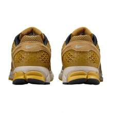 Nike Zoom Vomero 5 Ochre Flat Gold HF1553-301 Men Fashion Sneakers New - Màu đất son/Vàng nhạt/Bạc ánh kim/Ánh sáng - Xem 5